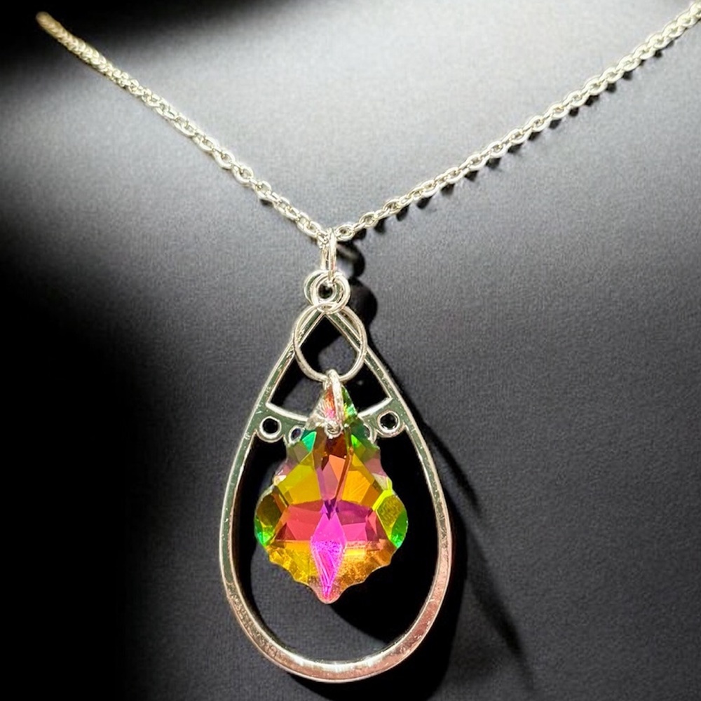 Elegant Silver Teardrop Necklace with Sparkly Multifaceted Crystal Pendant. NWT